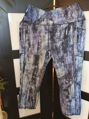 Abstract Athleisure Capri Leggings